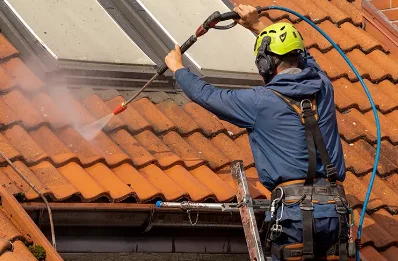 Démoussage et hydrofuge de toiture à Ucel
